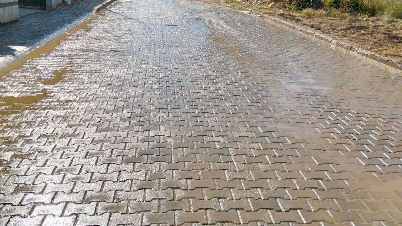 Efeler Belediyesi 1341 Sokak'taki su patlağı ve çamur sorununa hızlı müdahale etti