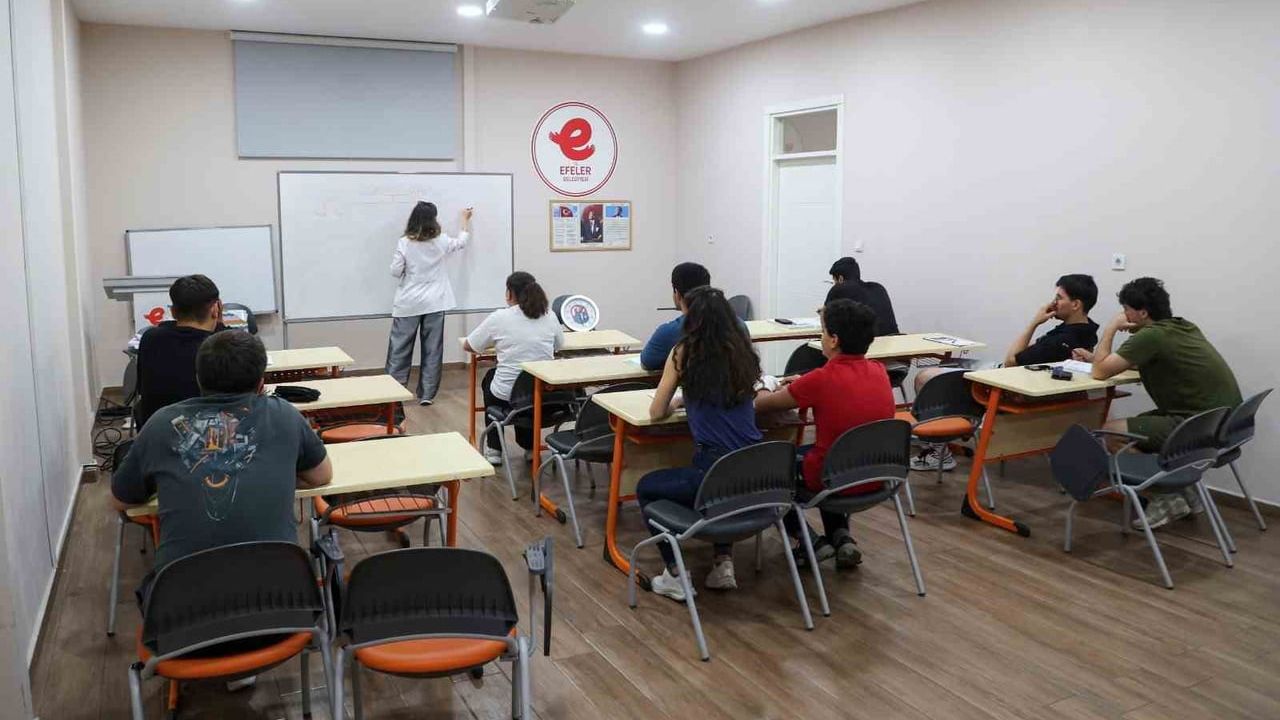 Efeler Belediyesi'nden gençlere sınav desteği: EFESEM Akademi'de konu anlatımı ve soru çözümü