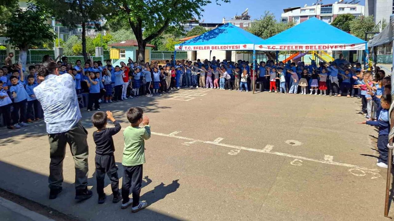 Efeler Belediyesi Şehir Tiyatrosu'nun İnteraktif Oyun Zamanı Halide Hatun İlkokulu'nda
