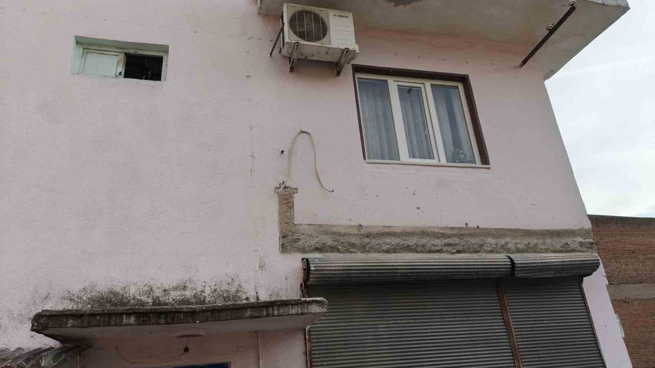 Efeler'de Balkonu Çöken Ev Mühürlendi
