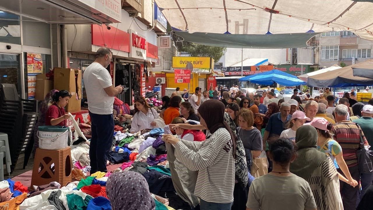 Efeler'de Kurban Bayramı Arifesi: Tarihi Salı Pazarı'nda Giysi Tezgahlarına Yoğun İlgi
