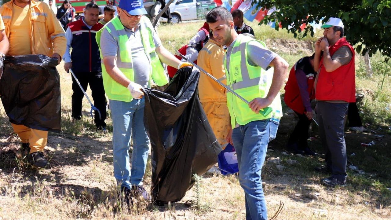 Efeler'de 'Orman Benim' Kampanyası Kapsamında Orman Temizliği Etkinliği