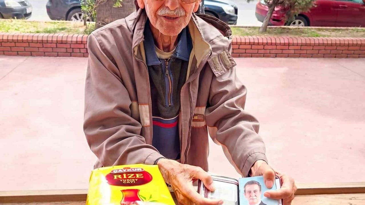 Efeler'de Ücretsiz Çay İkramına Vatandaş Desteği: Koçarlı'dan Nedim Kundakçı da Katkıda Bulundu