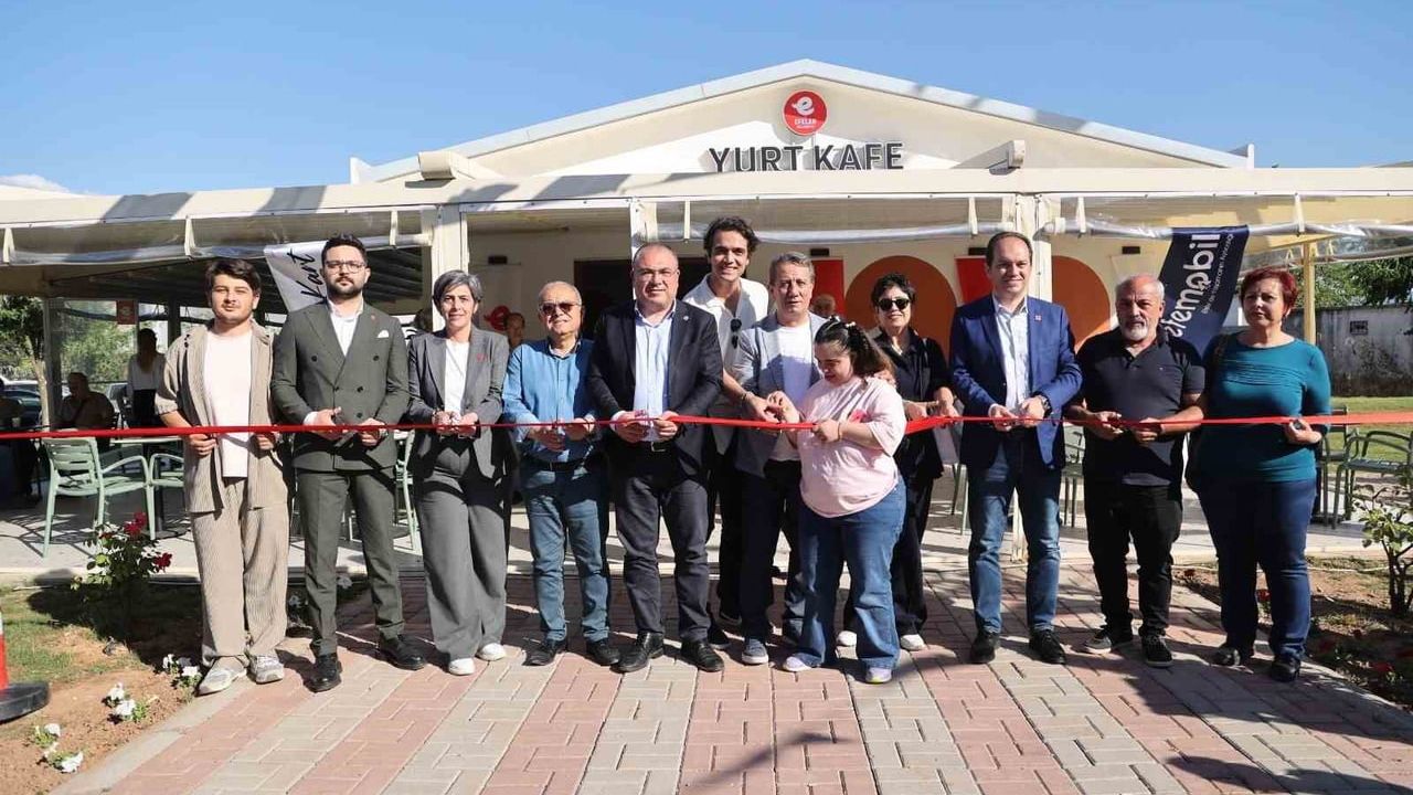 Efeler'de Yurt Kafe ve Işıklı Parkı açıldı — Gençlere yeni sosyal yaşam alanı