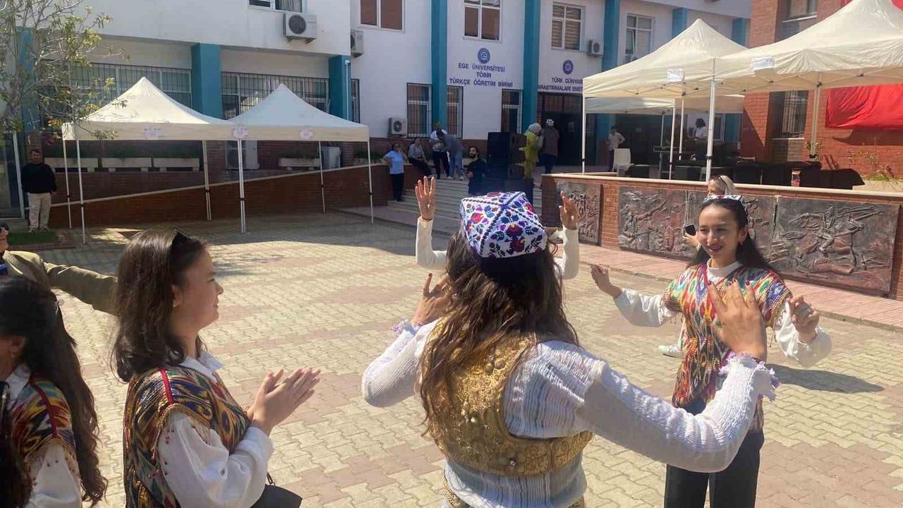 Ege'de 'Kelimelerin Rengi' Programı: Türkiye-Özbekistan Gençleri Ortak Kültür Mirasını Yeniden Keşfediyor