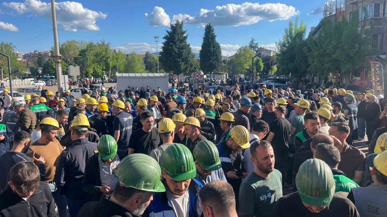 Egetaş işçileri Tunçbilek’te toplu iş sözleşmesi maaş farkı için eylem yaptı