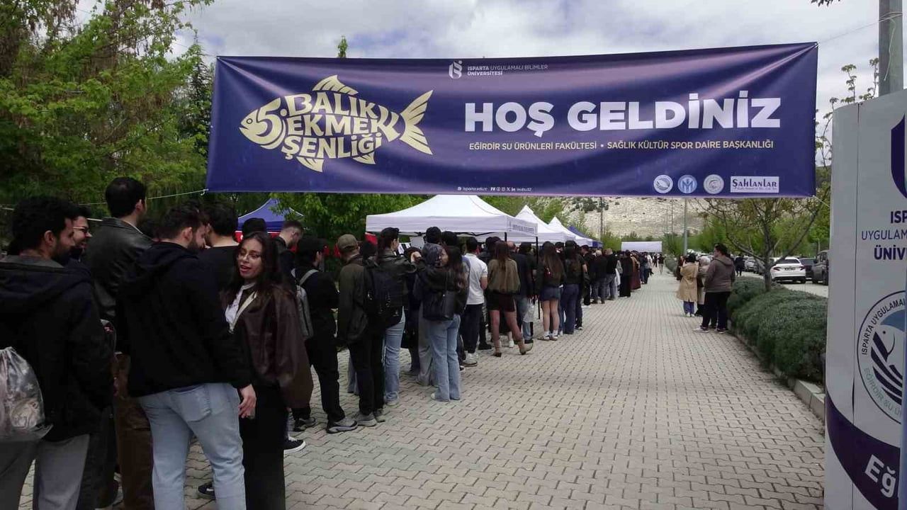 Eğirdir Su Ürünleri Fakültesi 5. Balık Ekmek Şenliği’nde yaklaşık 5 bin balık ekmek dağıtıldı