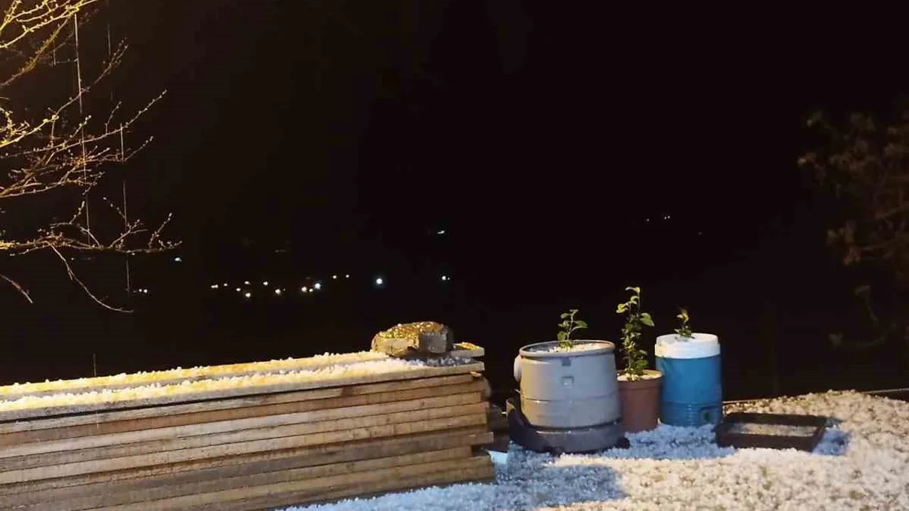 Elazığ Baskil'de akşam saatlerinde dolu etkili oldu