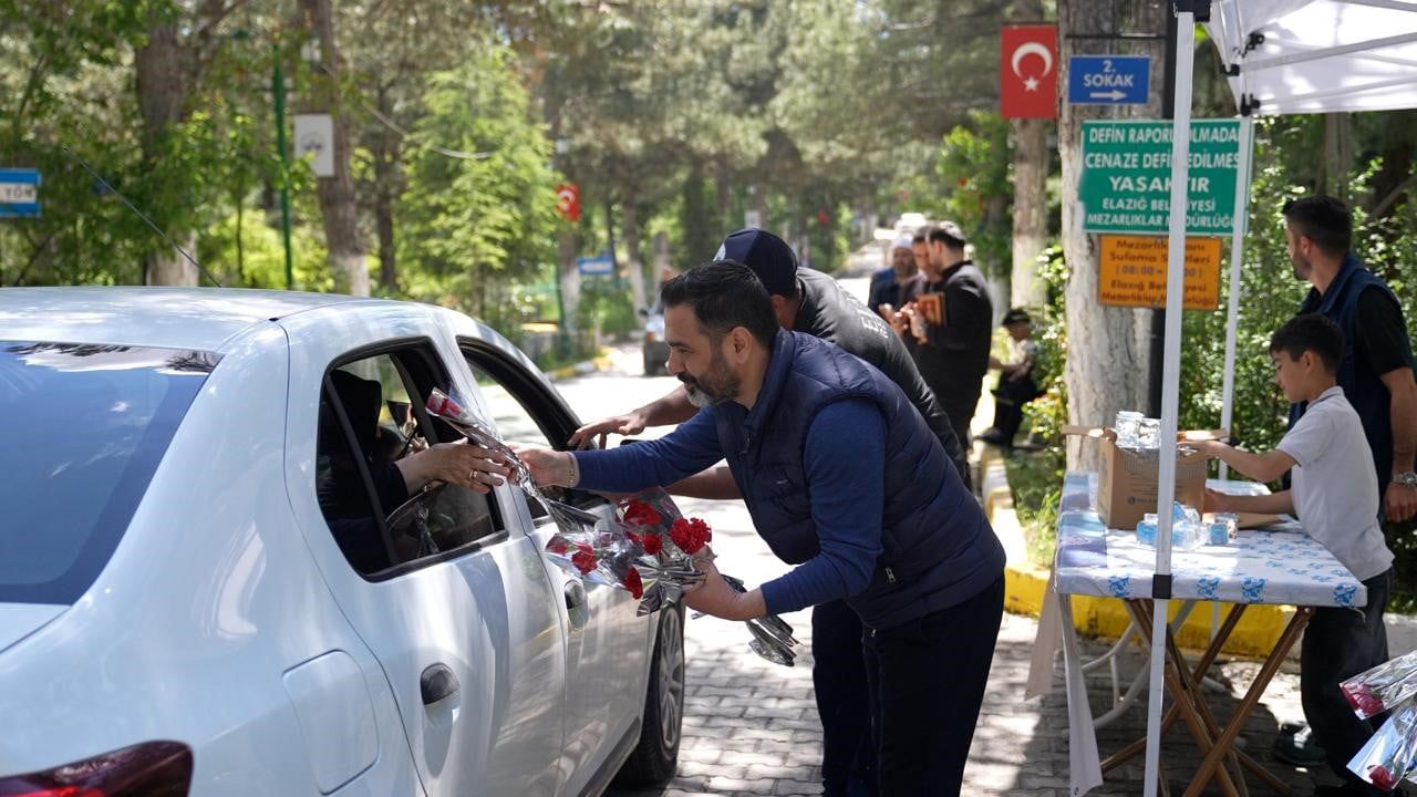Elazığ Belediyesi arife günü mezarlık ziyaretçilerine karanfil dağıttı