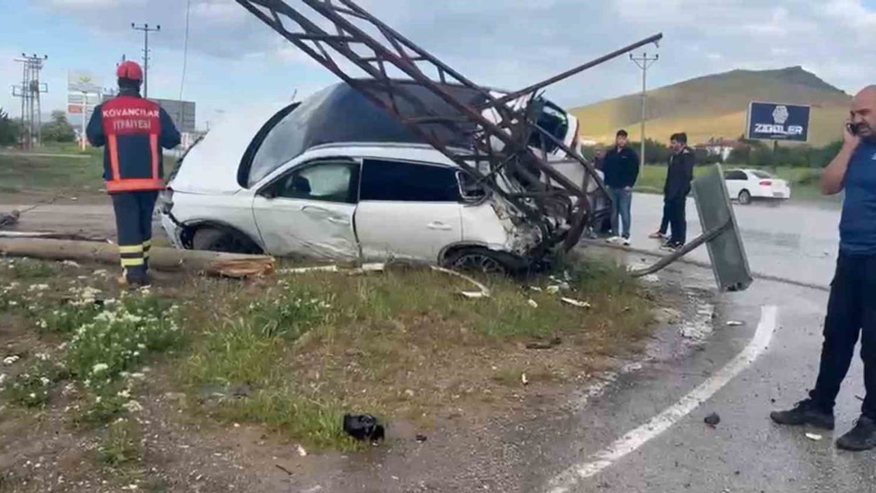 Elazığ-Bingöl kara yolunda kaza: Kontrolden çıkan araç yüksek gerilim direğine çarptı, 4 yaralı
