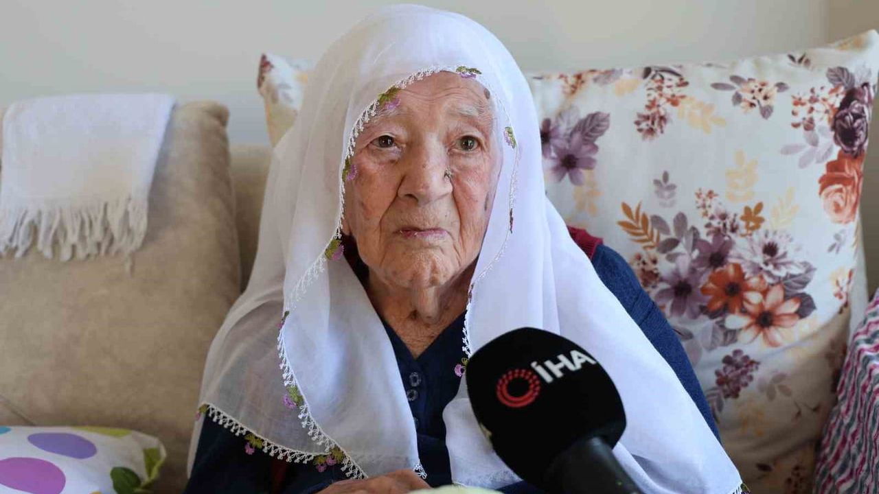 Elazığ'da 103 yaşındaki Nazife Gül'e Anneler Günü ziyareti