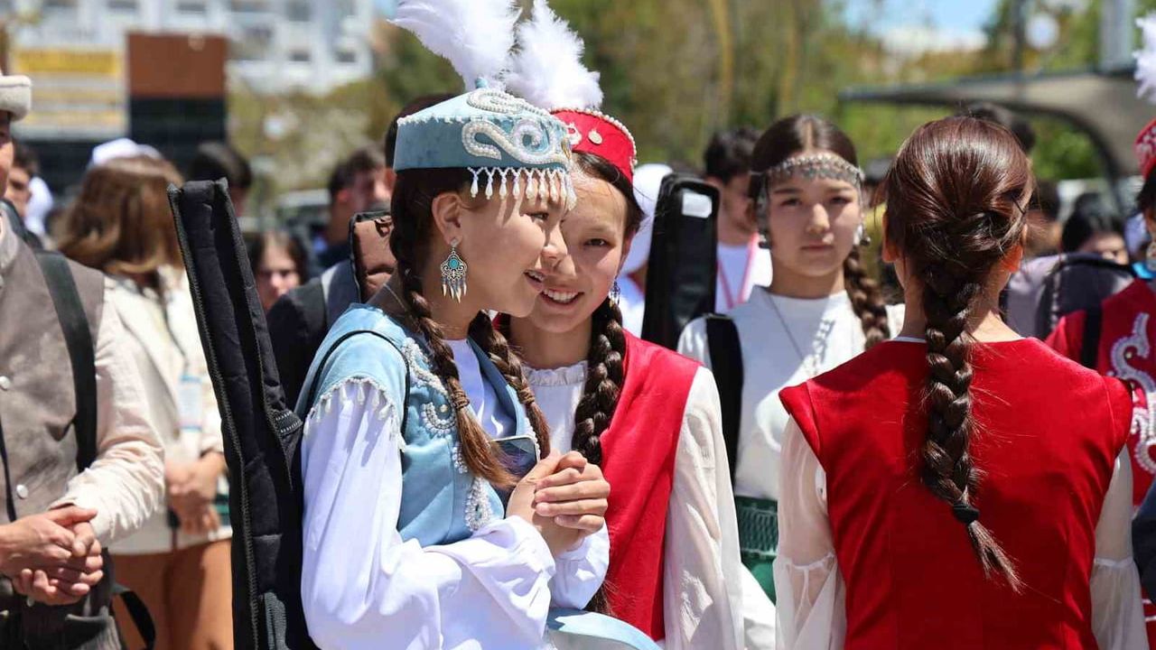 Elazığ'da 19 Mayıs Festivali: Kırgızistan Ekibi Geleneksel Kıyafet ve Müzikleriyle Sahne Aldı