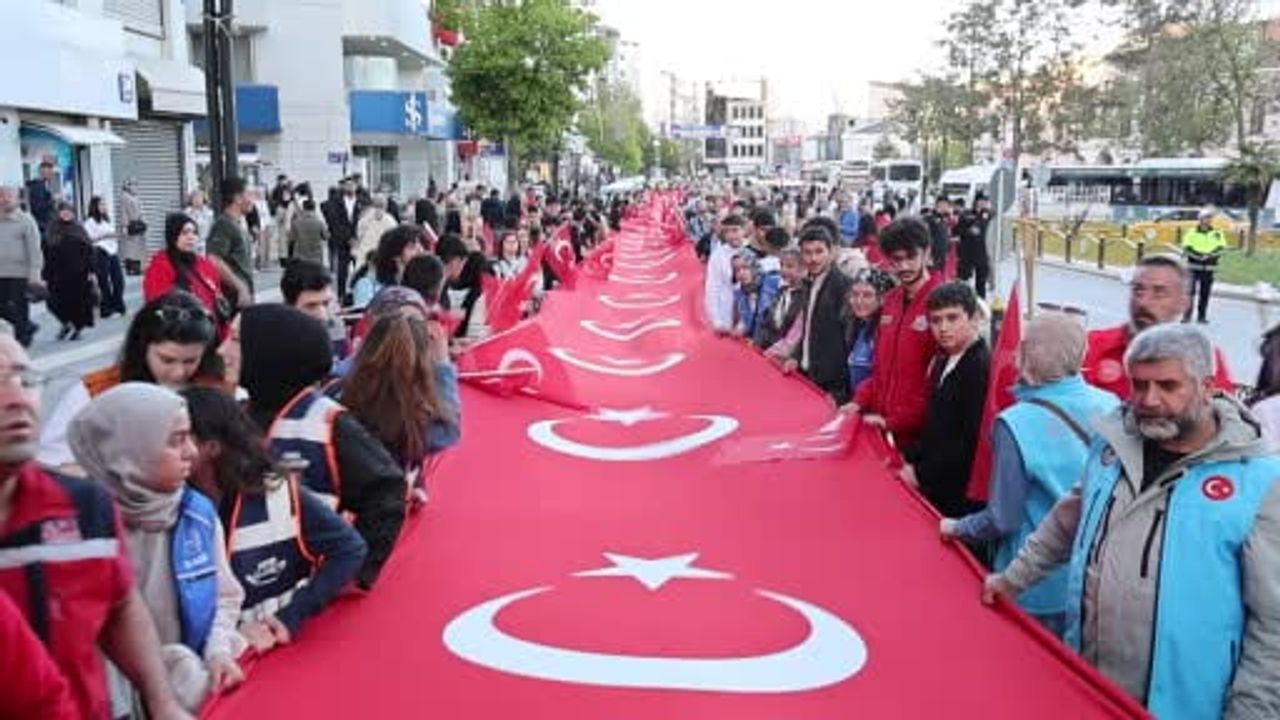 Elazığ'da 19 Mayıs'ta 100 metrelik Türk bayrağıyla fener alayı düzenlendi