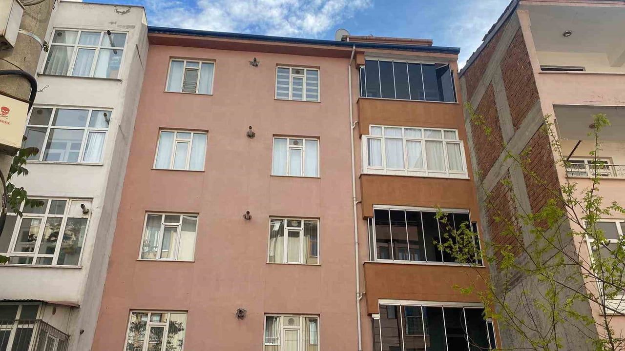 Elazığ'da 5. kattan düşen 17 yaşındaki genç kız ağır yaralandı