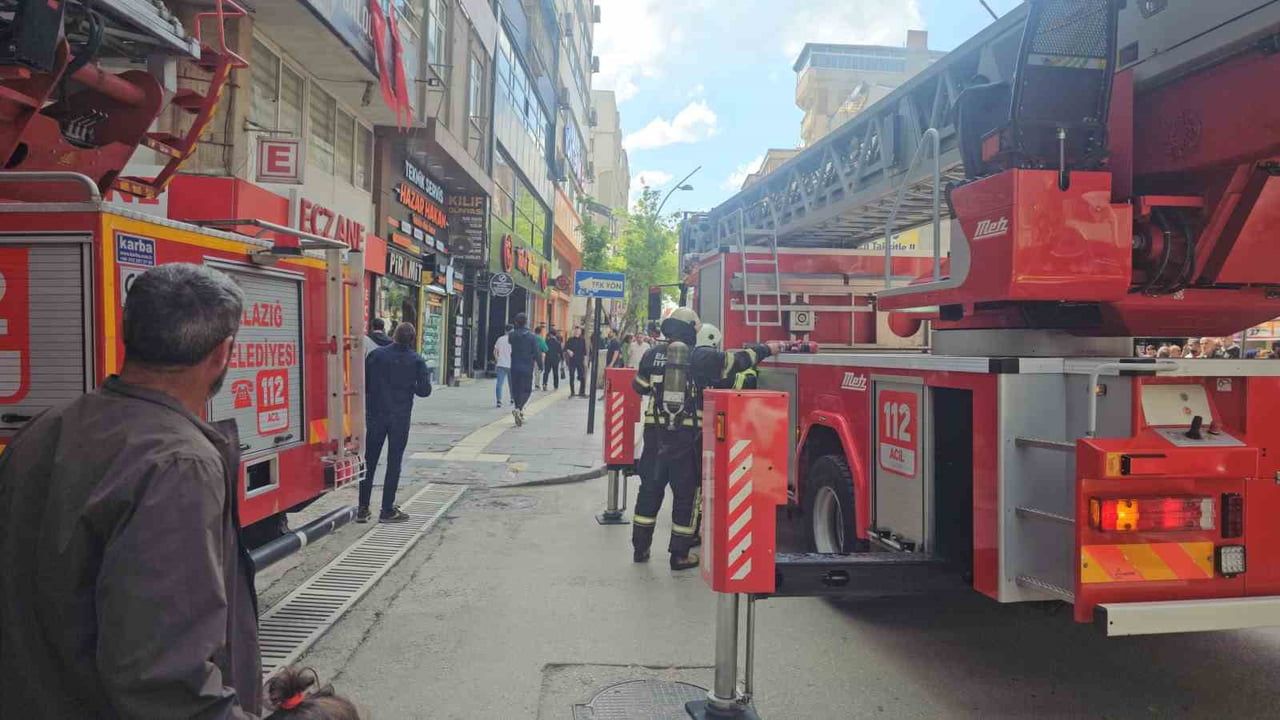 Elazığ'da 9 katlı iş merkezinin çatısında yangın: Yaralanma yok, inceleme başlatıldı