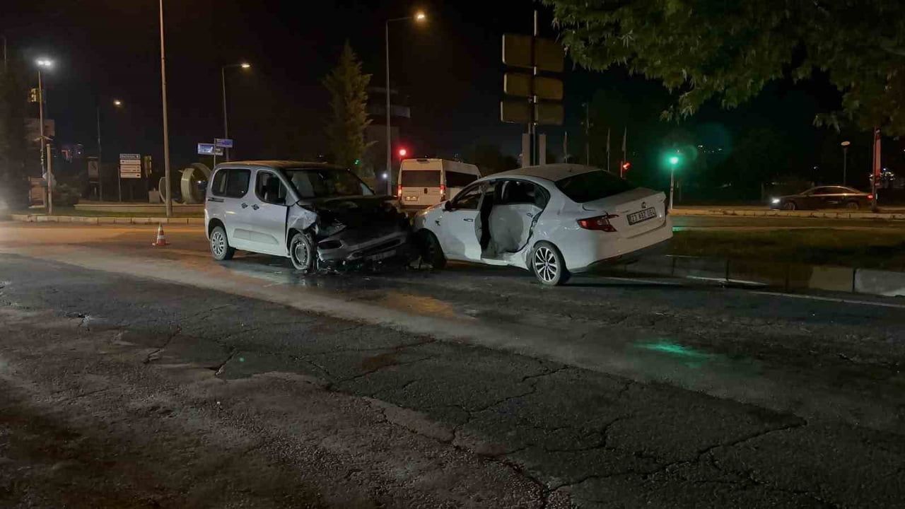 Elazığ'da Atatürk Bulvarı kavşağında trafik kazası: 4 yaralı