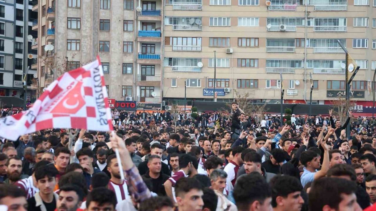 Elazığ’da binlerce taraftar Cumhuriyet Meydanı’nda maçı dev ekrandan izledi