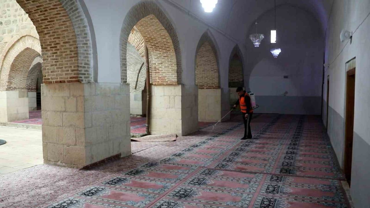 Elazığ'da camiler Kurban Bayramı öncesi kapsamlı temizlik ve dezenfeksiyonla hazırlandı