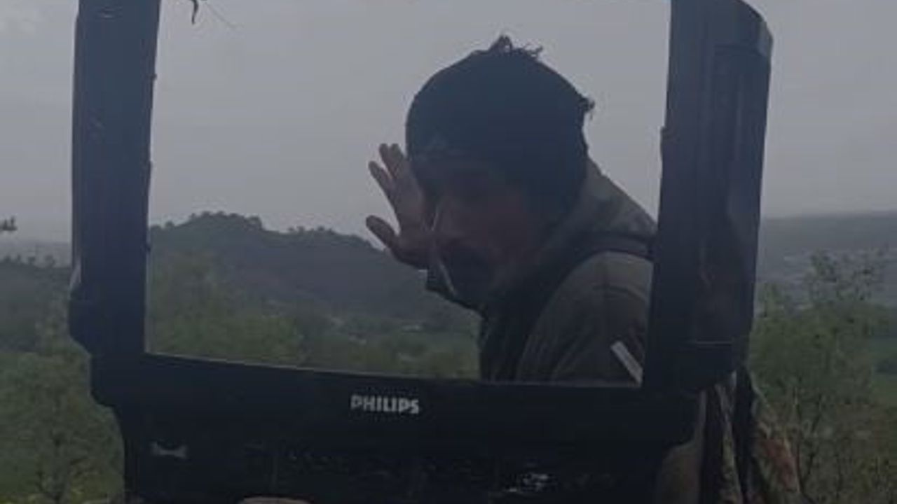 Elazığ'da çoban kırık televizyon ekranıyla hava durumu sunup dolu uyarısı yaptı