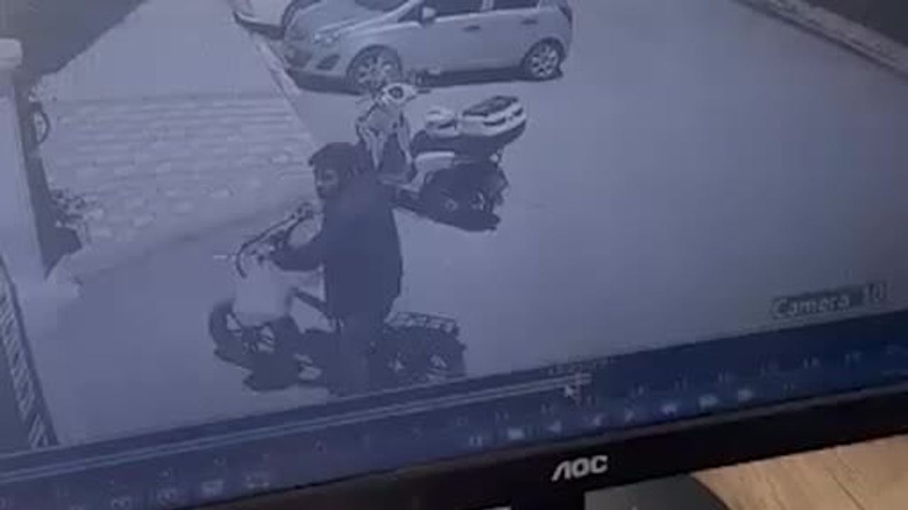 Elazığ'da elektrikli bisikletli şüpheli park halindeki motosikletin kaskını çaldı