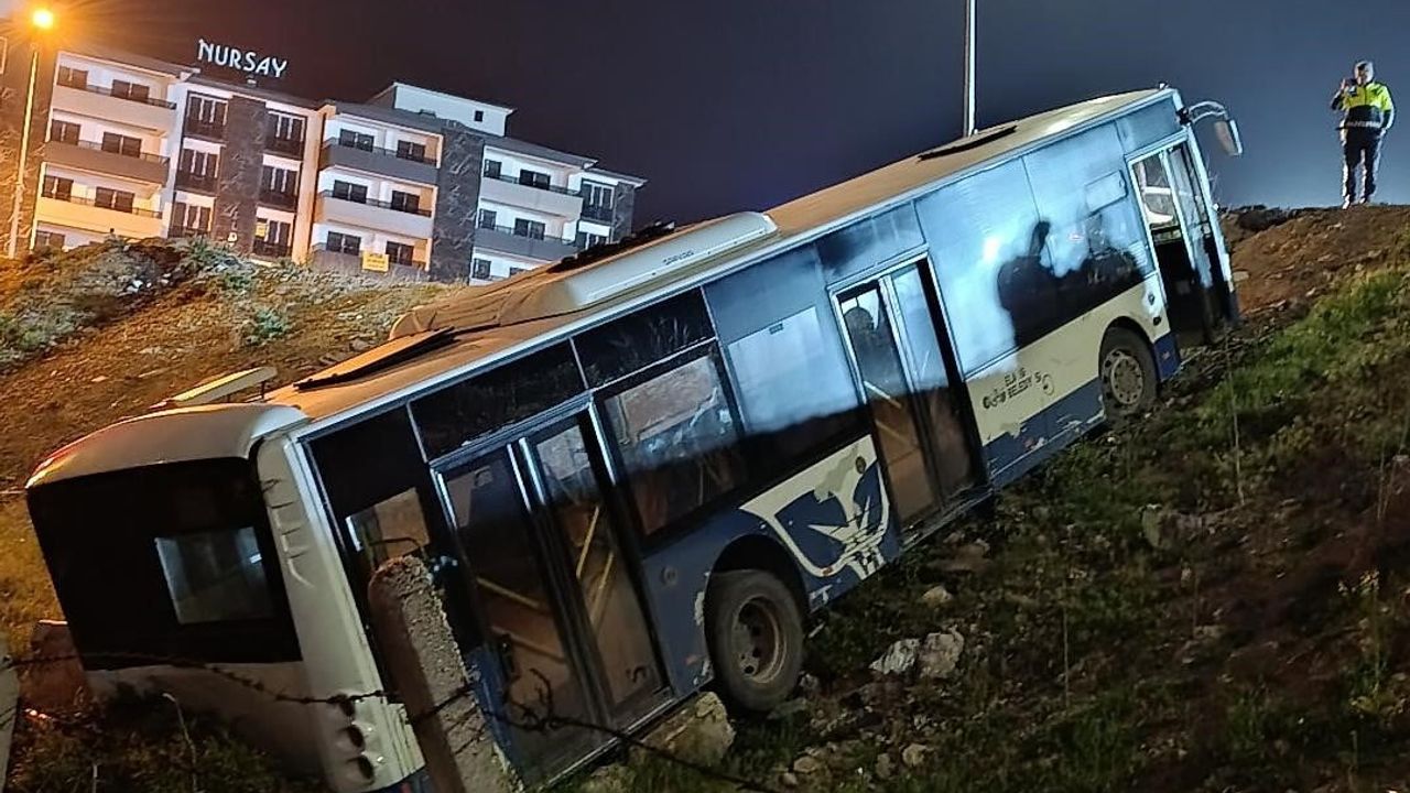 Elazığ'da halk otobüsü şarampole uçtu; araçta yolcu yoktu