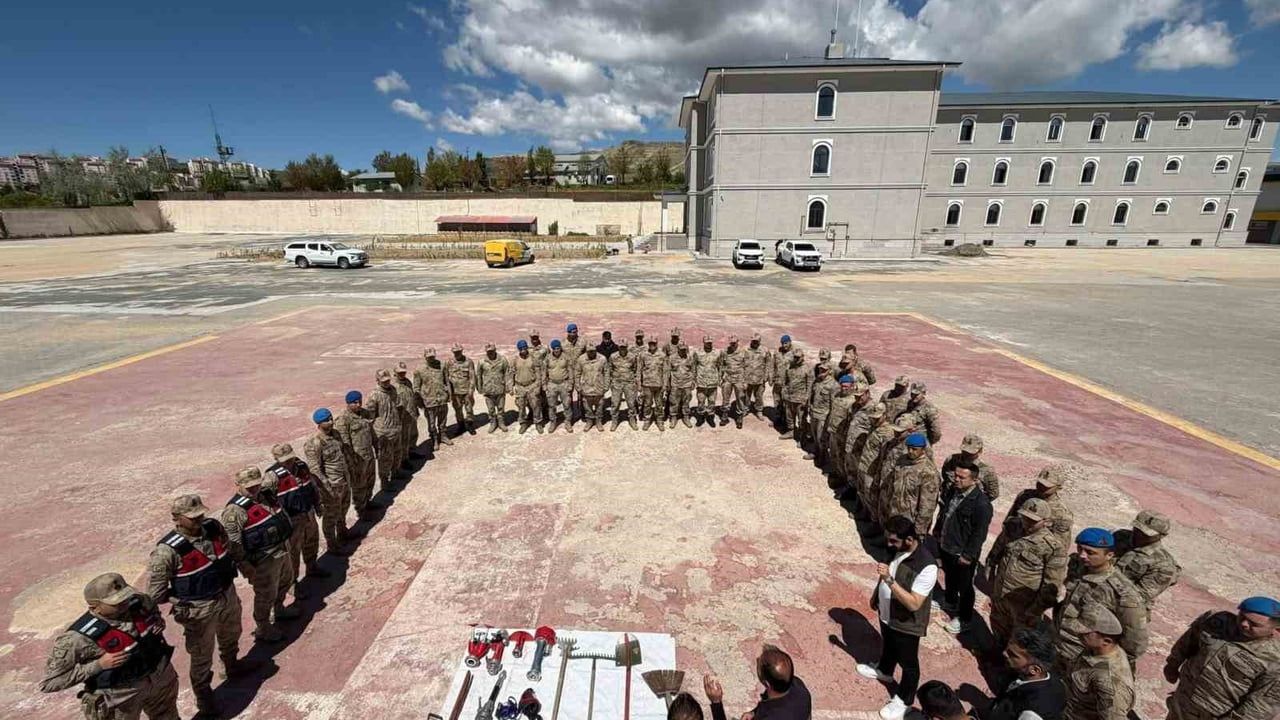 Elazığ'da jandarma personeline orman yangınlarıyla mücadele eğitimi verildi