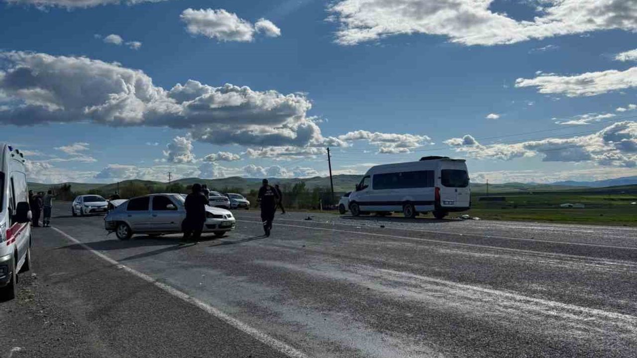 Elazığ'da Karakoçan Çayırdam mevkiinde trafik kazası: 3 yaralı