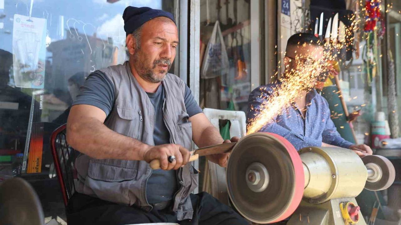 Elazığ'da Kurban Arifesinde Bıçak Bileyiciler Artan Taleple Yoğun Mesai Yapıyor