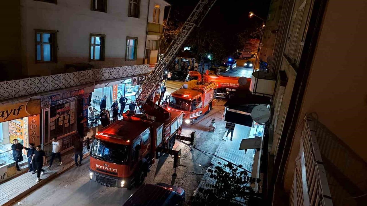 Elazığ'da lokantanın baca kısmında çıkan yangın itfaiye tarafından söndürüldü