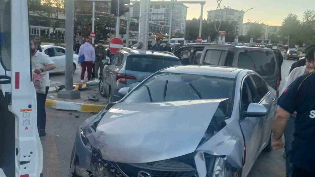 Elazığ'da Malatya Caddesi'nde zincirleme trafik kazası: 3 yaralı