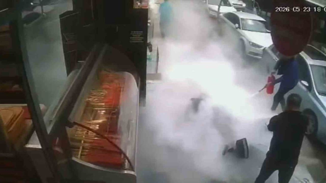 Elazığ’da motosiklet benzin kaçağı nedeniyle alev aldı; esnaf müdahalesi güvenlik kamerasında