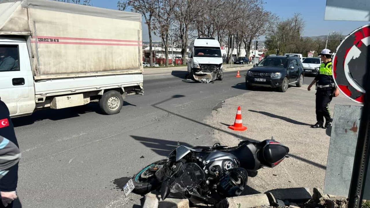 Elazığ'da motosiklet ile minibüs çarpıştı: 1 kişi yaralandı