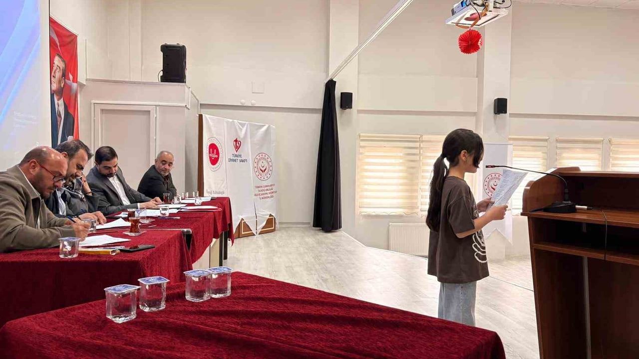 Elazığ'da Ödüllü Şiir Okuma Yarışması: Gençler Arif Nihat Asya'nın 'Naat'ını Seslendirdi