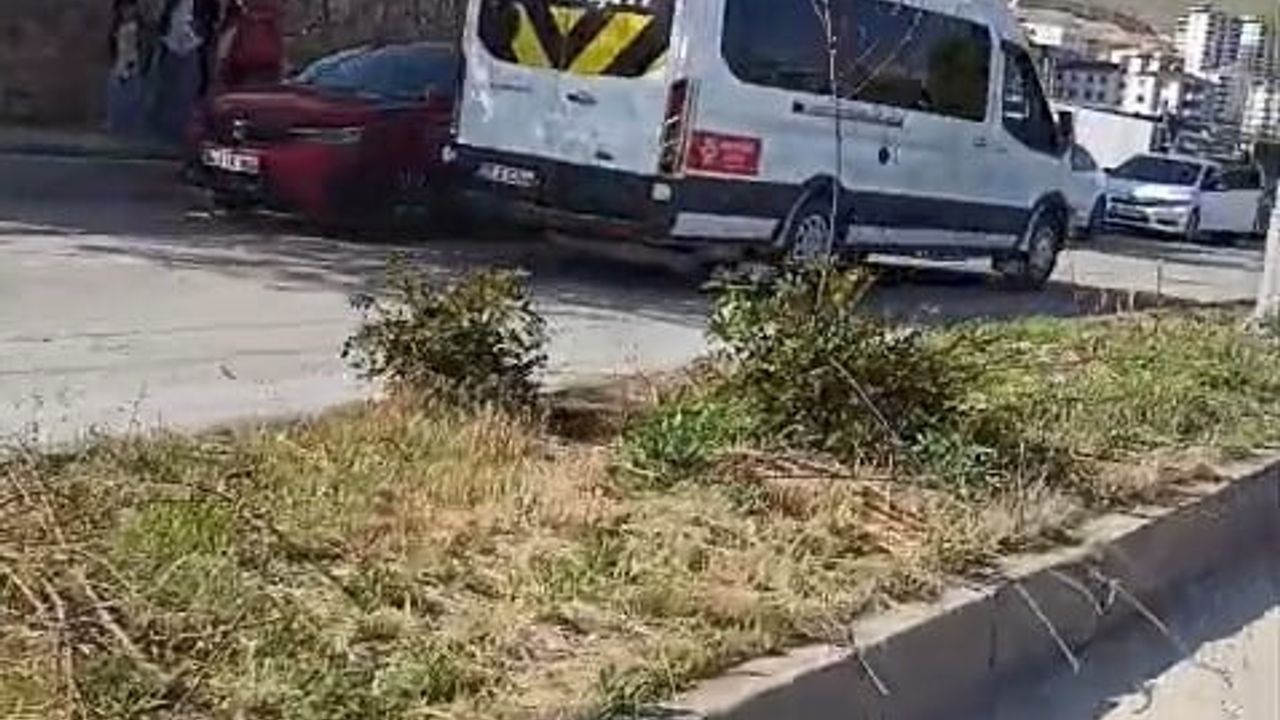 Elazığ'da öğrenci servisi akan trafikte metrelerce ters yönde ilerledi