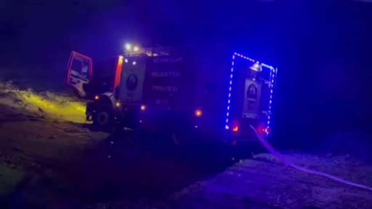 Elazığ'da Otluk Yangını Müdahalesinde İtfaiye Aracı Çamura Saplandı