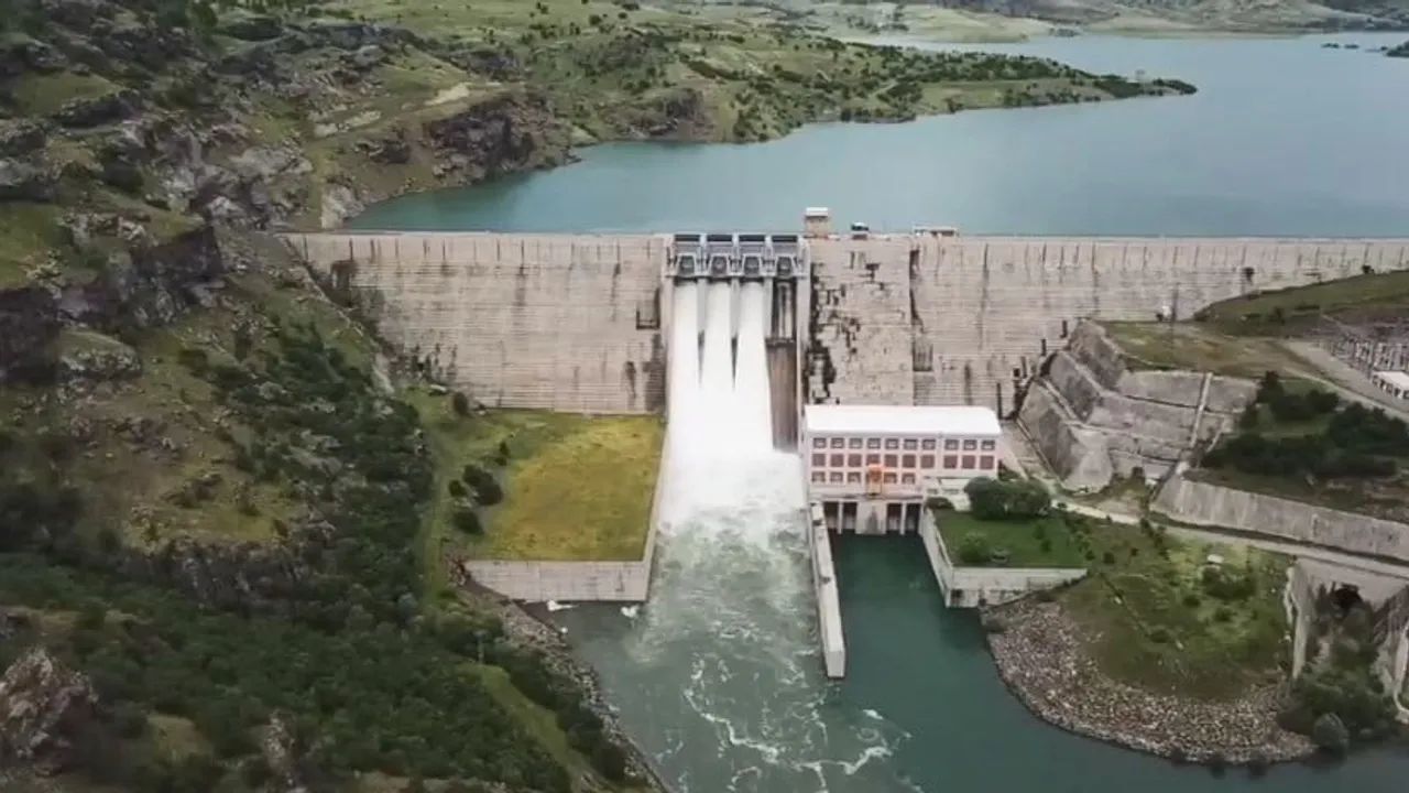Elazığ'da Pembelik Barajı'nda kontrollü su tahliyesi