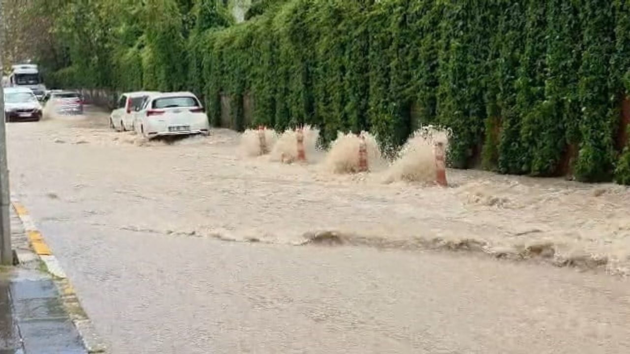 Elazığ'da sağanak yağış bazı caddeleri dereye döndürdü