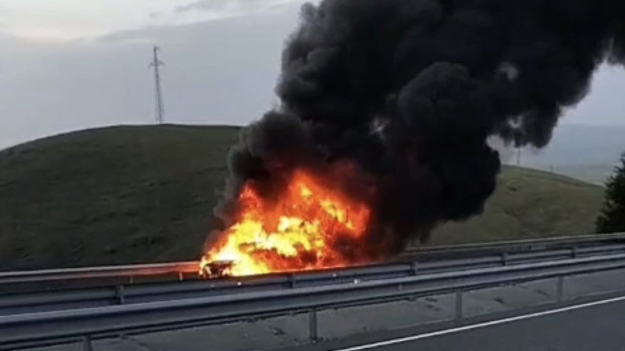Elazığ'da seyir halindeki otomobil Kinederiç rampasında alev aldı