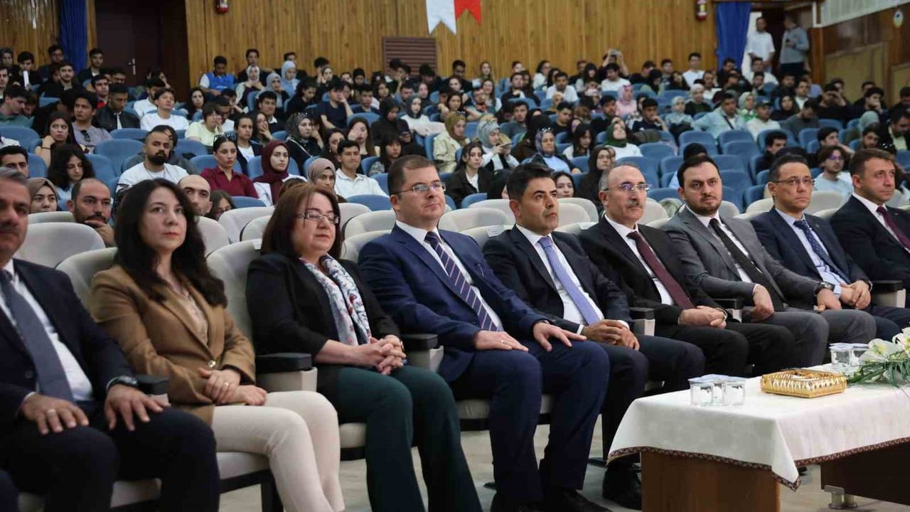 Elazığ'da UFEST kapsamında 'Türkiye Yüzyılında Ulaştırma Vizyonu' programı gerçekleştirildi