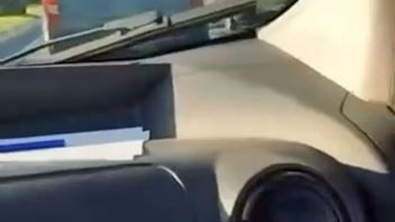 Elazığ-Diyarbakır karayolunda makas atan hafif ticari araç, cep telefonu kamerasına yansıdı