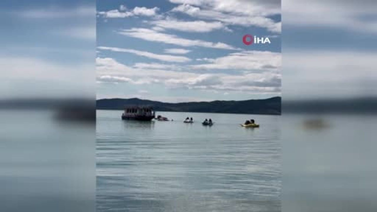 Elazığ Hazar Gölü'nde deniz bisikleti devrildi: 2 kişi can yelekleriyle kurtarıldı