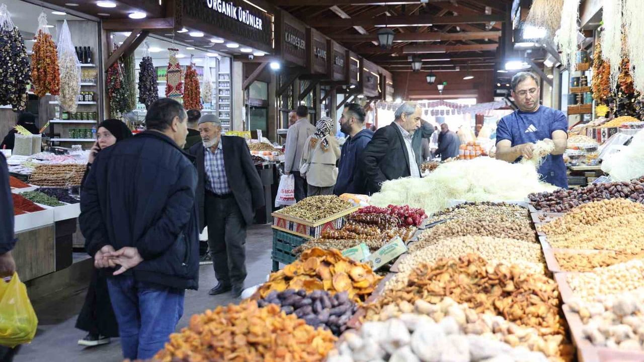 Elazığ'ın 95 yıllık Kapalı Çarşısında Kurban Bayramı öncesi alışveriş yoğunluğu