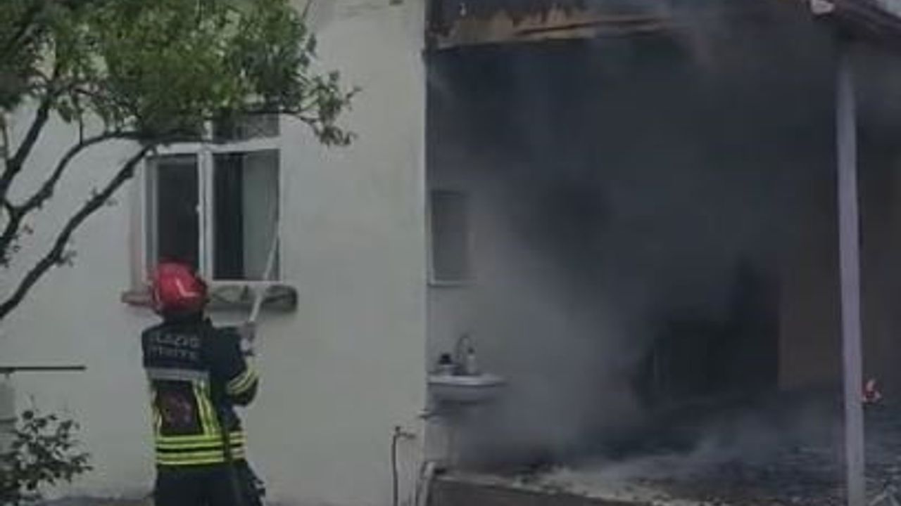 Elazığ Pelte Köyü'nde çatı yangını: 1 kişi dumandan etkilendi