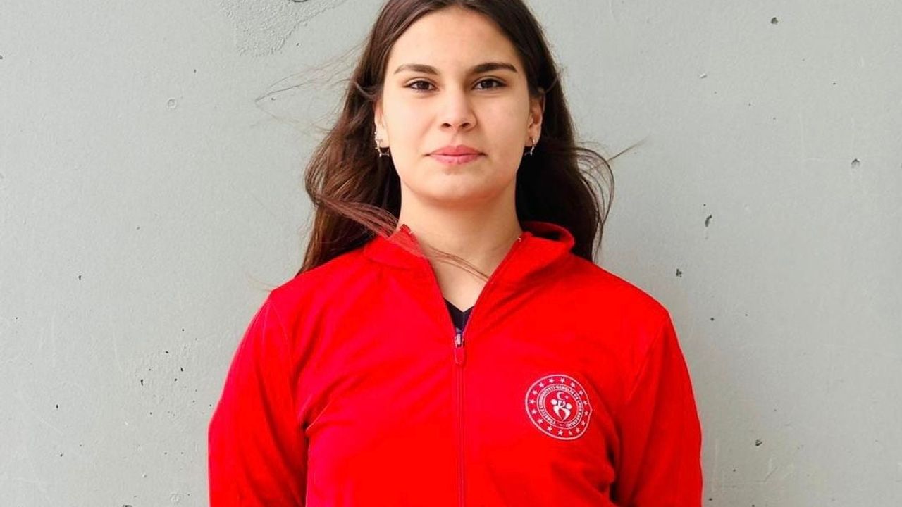 Elazığlı sporcu Zeynep Avcı, Paletli Yüzme Şampiyonası'nda Türkiye üçüncüsü oldu