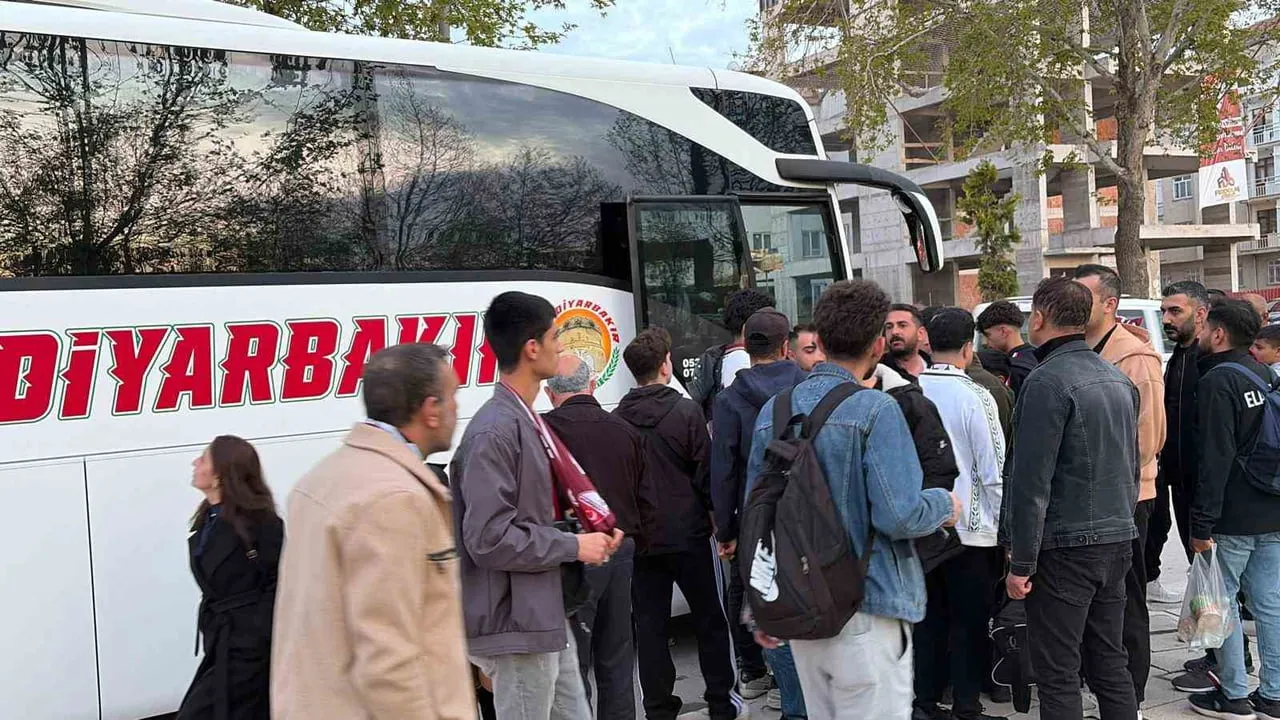 Elazığspor taraftarları 100’ü aşkın otobüsle Bursa’ya gitti