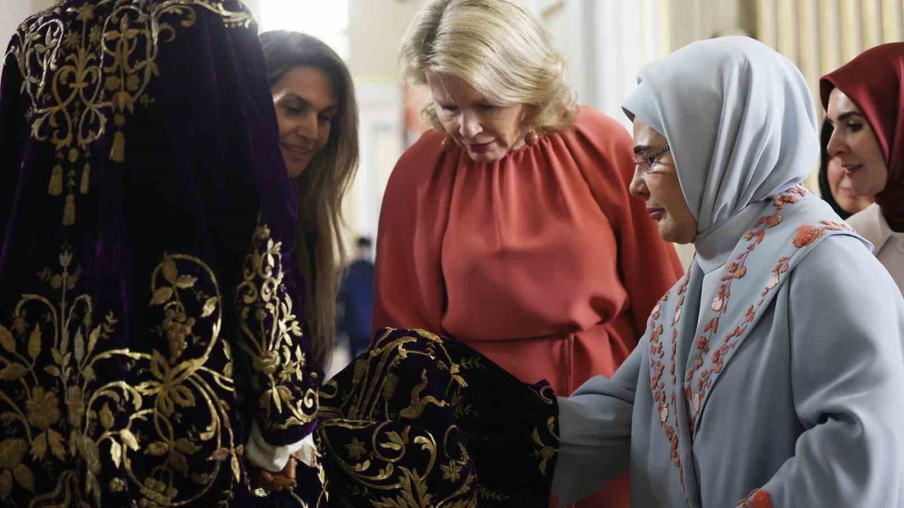 Emine Erdoğan, Belçika Kraliçesi Mathilde’yi Dolmabahçe Sarayı’nda ağırladı
