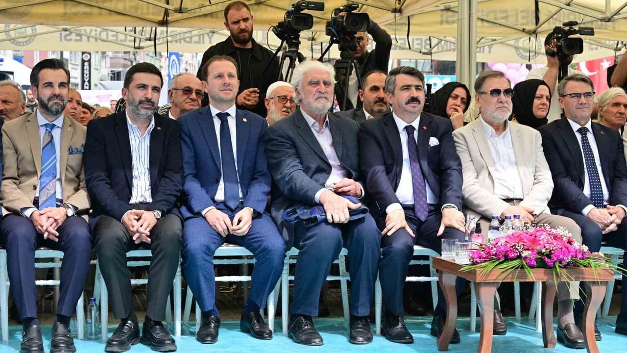 Emir Sultan Meydanı'nda 600 yıllık Erguvan Bayramı üç gün boyunca yaşatıldı