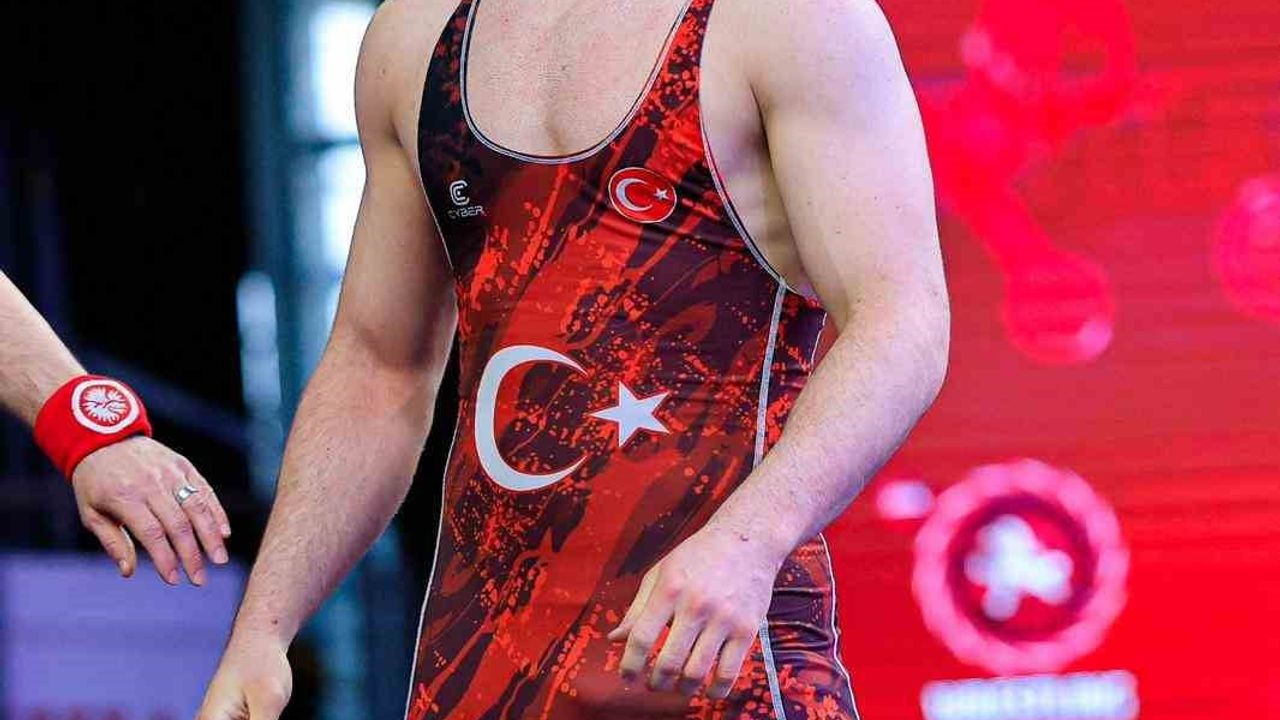 Emirhan Çayır, U17 Avrupa Güreş Şampiyonası'nda Serbest Stil 80 Kg'da Gümüş Madalya