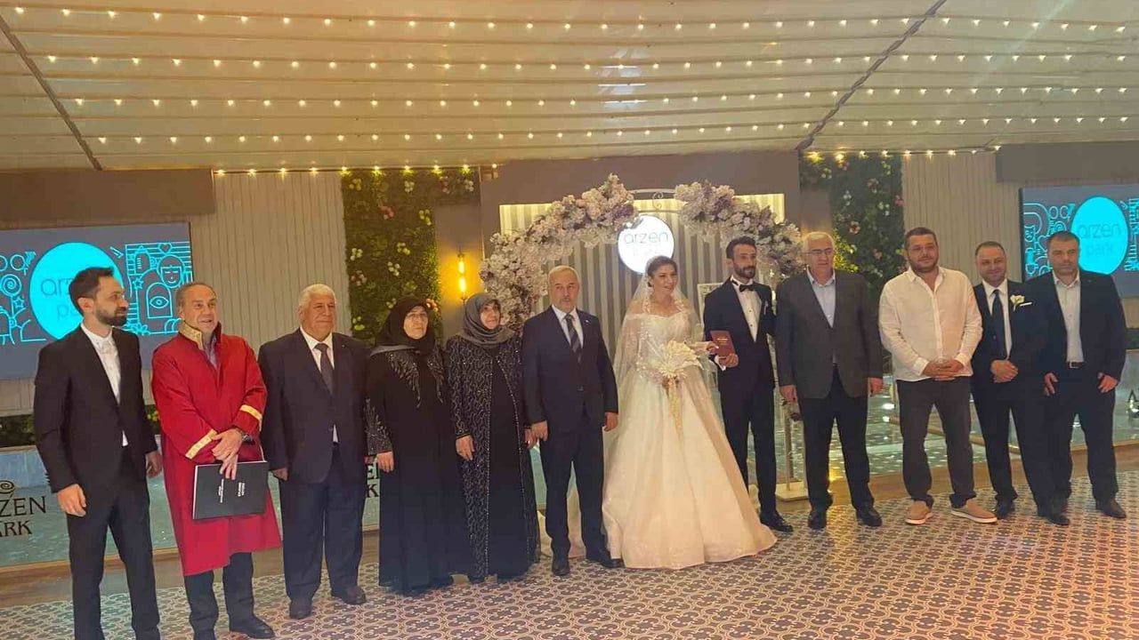 Emre Akdağ ve Op. Dr. Fatma Serra Sezer evlilik yolunda ilk adımı attı