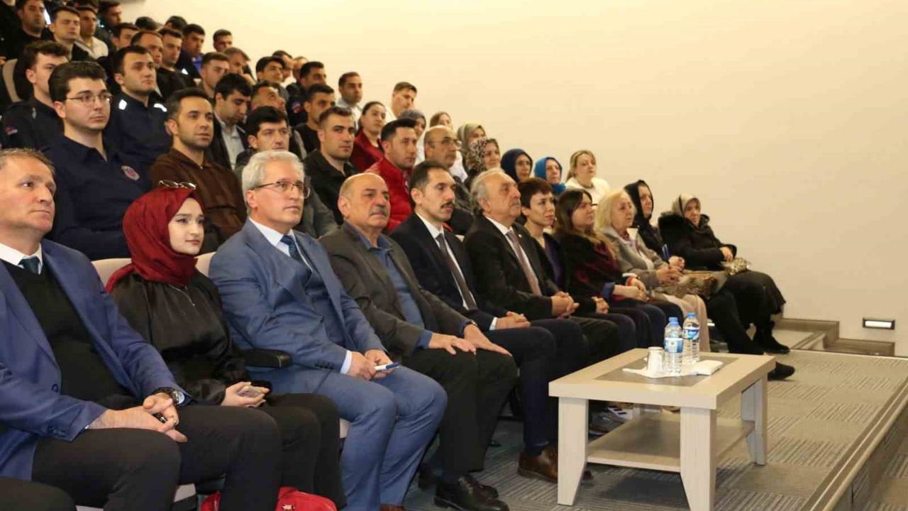 ER-VAK Kadın Komisyonu, 'Safahatın Işığında İstiklal Marşı ve Mehmet Akif Ersoy' Konferansı Düzenledi